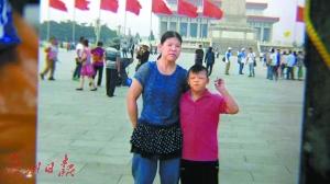 杨女士与儿子望仔今年去北京时的合影。