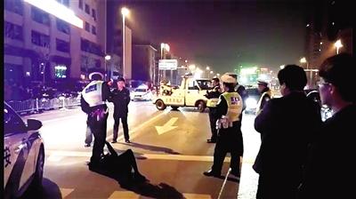 本报讯 交警路上查酒驾，同车女子为“掩护”涉嫌酒驾的男子逃走，竟然抱着交警的腿不撒手，因妨碍警察执行公务被拘。这是4月5日晚上发生在未来路与顺河路口的一幕。