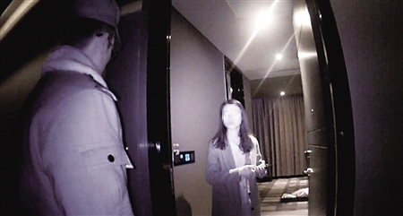 杨女士在给民警讲述事情经过 沙区警方供图