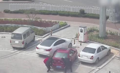 保安过来帮忙抬车。