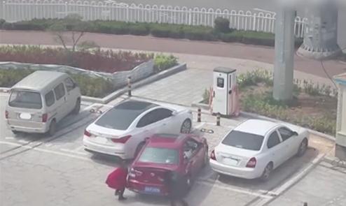 女司机和女伴抬车。