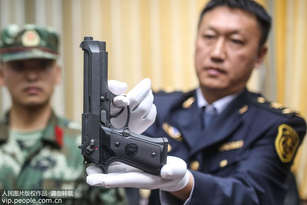 青岛机场口岸全国首次在入境快件中查获枪支