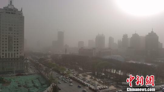 图为被沙尘覆盖的西宁市，建筑物“若隐若现”。 孙睿 摄