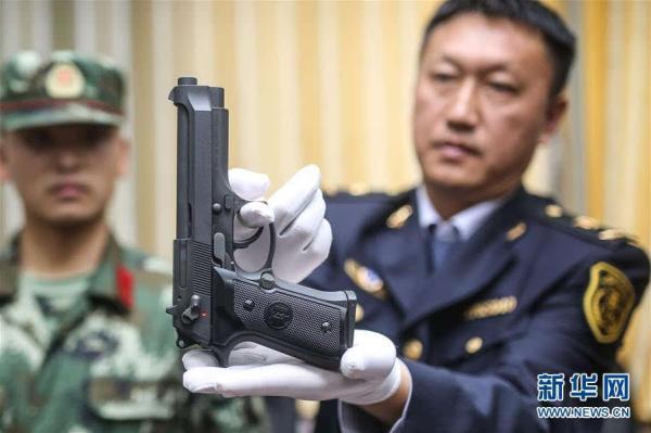 青岛机场检验检疫局工作人员在入境快件中查获的仿真枪支。图片均来自新华网