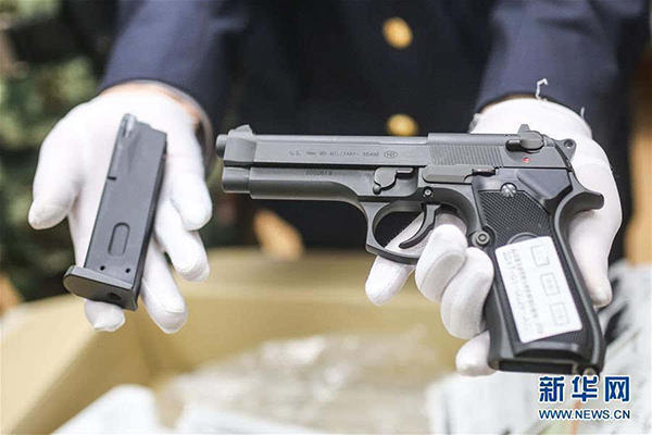 按照法律规定，如果非法携带2支以上枪口比动能大于等于1.8焦耳的“仿真枪”入境，就已涉嫌走私武器、弹药罪。检验检疫部门提醒中国公民：中国法律严禁任何单位或个人违反法律持有、制造、买卖、运输、邮寄、储存枪支弹药，严禁制造、销售仿真枪。无论出于何种目的，走私枪支弹药都是触犯中国刑法的严重犯罪行为。