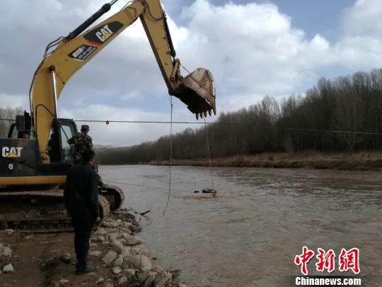 挖掘机正在对被困车辆进行打捞 钟欣 摄