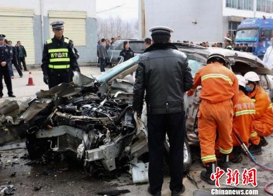 轿车追尾停放在路边货车 钟欣 摄