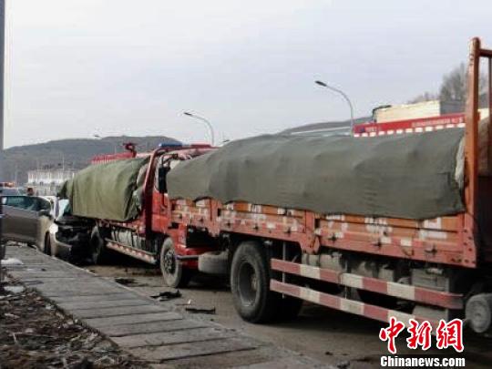 轿车追尾停放在路边货车 钟欣 摄
