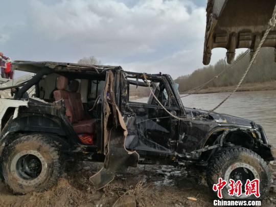 挖掘机正在对被困车辆进行打捞 钟欣 摄